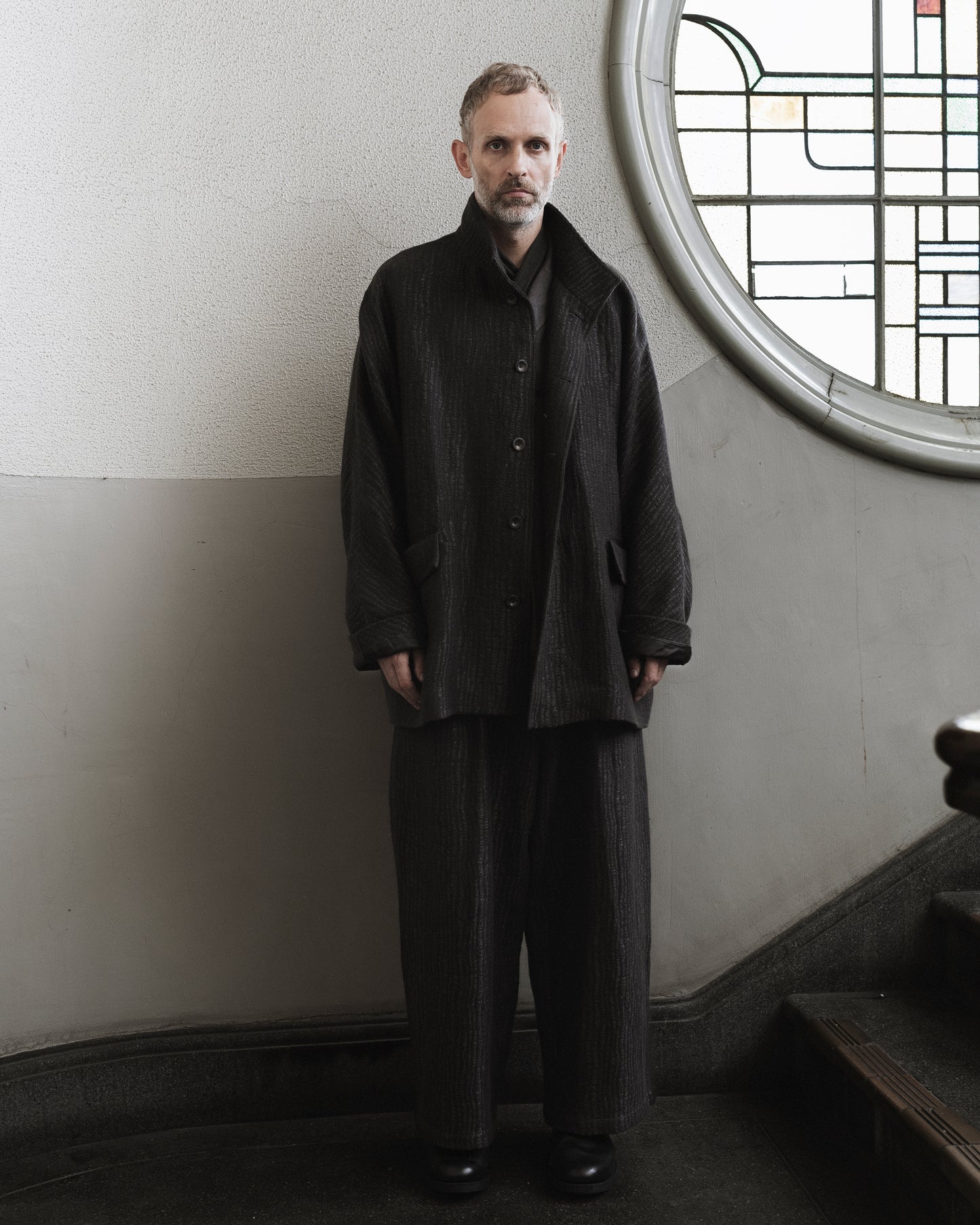 Shoulder free loose fit jacket