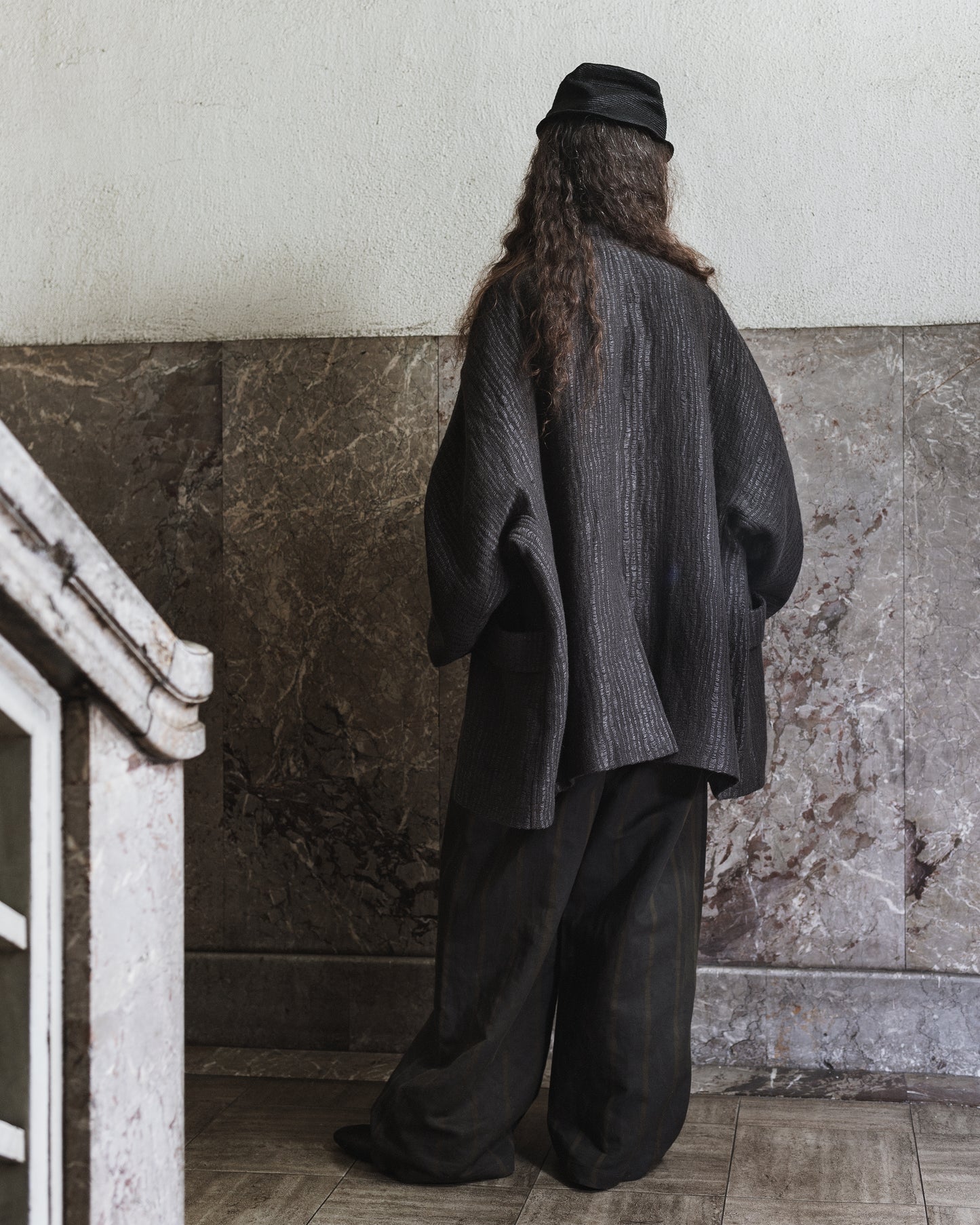 Shoulder free loose fit jacket