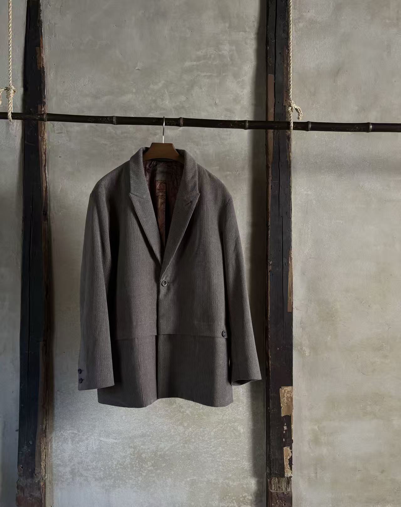 Rolling-out pocket blazer