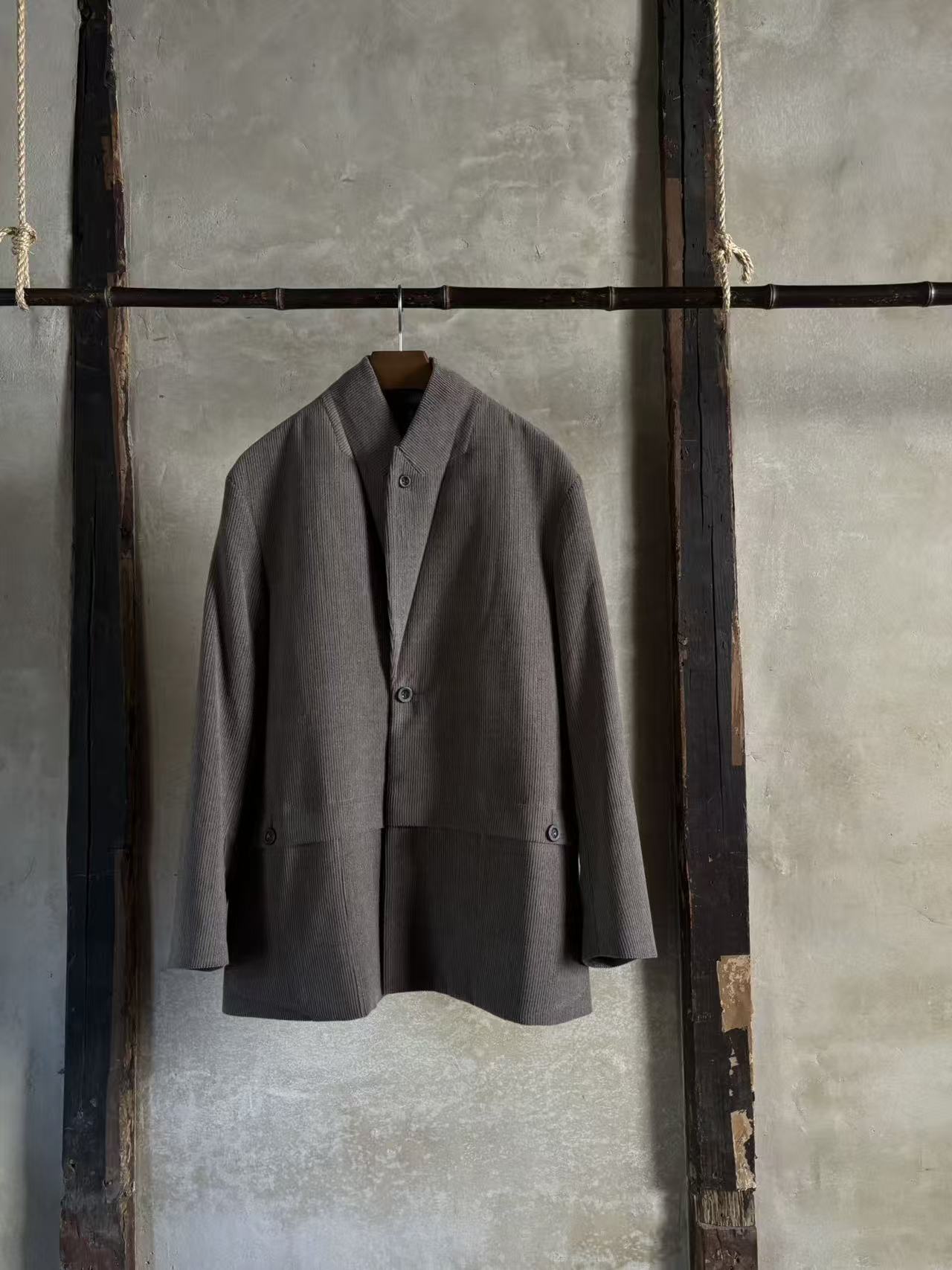 Rolling-out pocket blazer