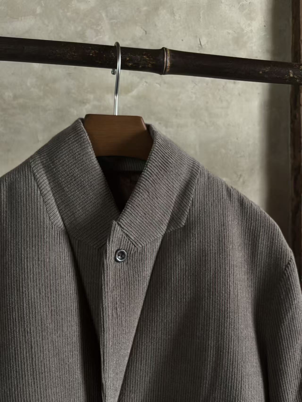 Rolling-out pocket blazer