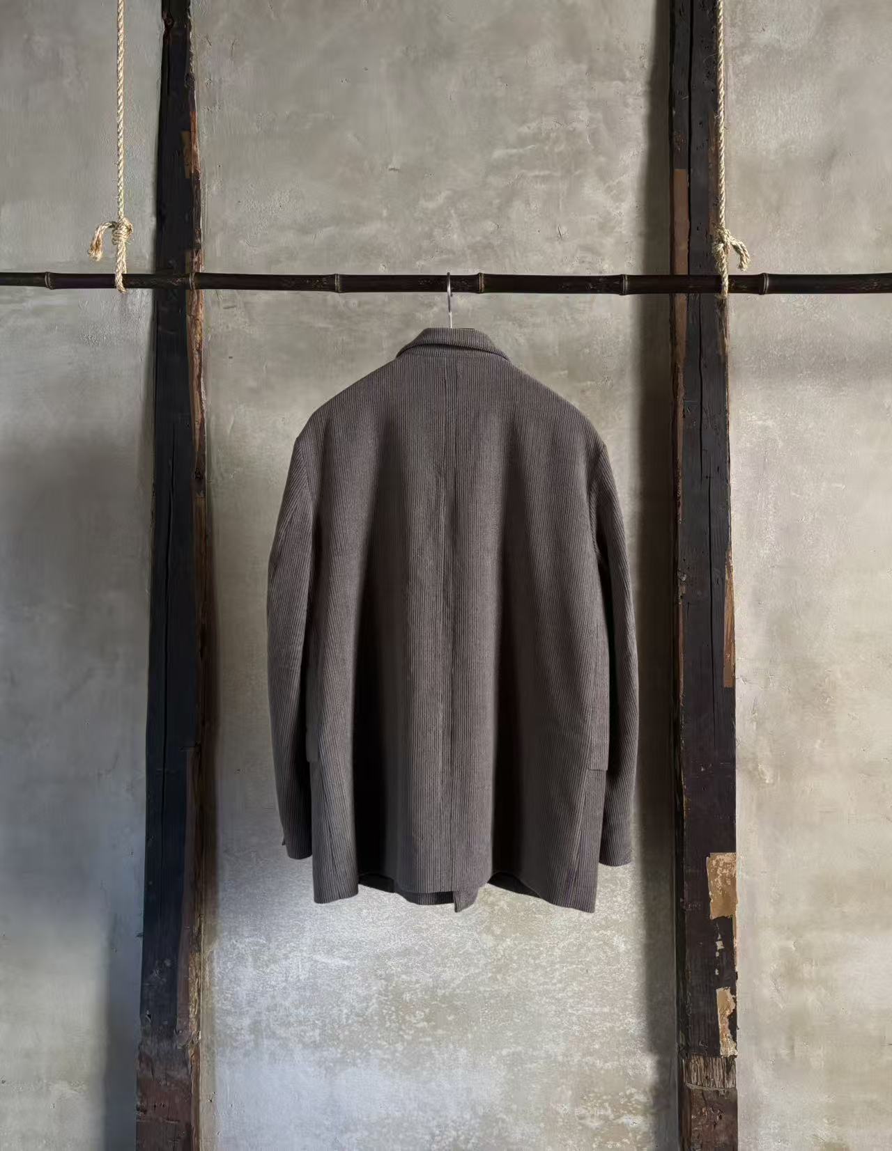 Rolling-out pocket blazer