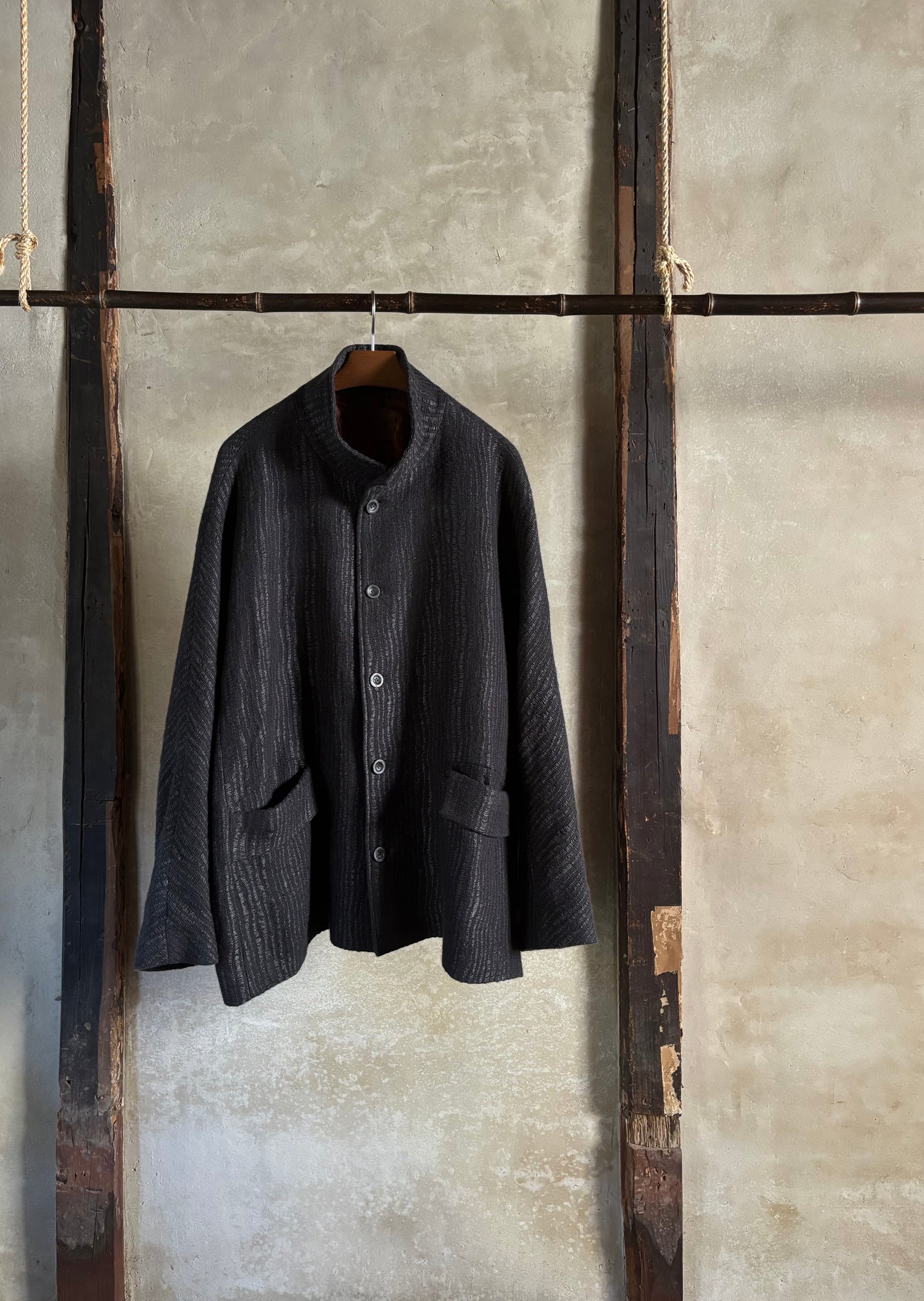 Shoulder free loose fit jacket